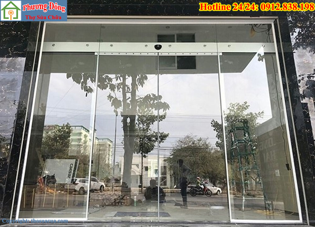 Cửa kính hai cánh chỉ mở được một cánh
