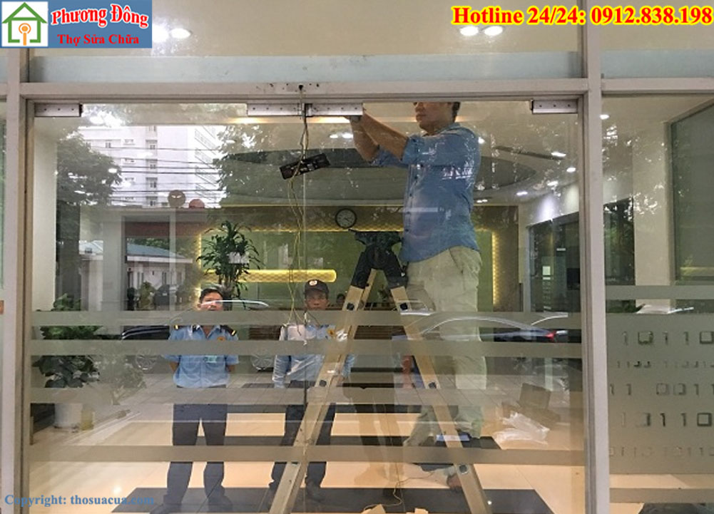 Cửa kính không đóng kín hoàn toàn