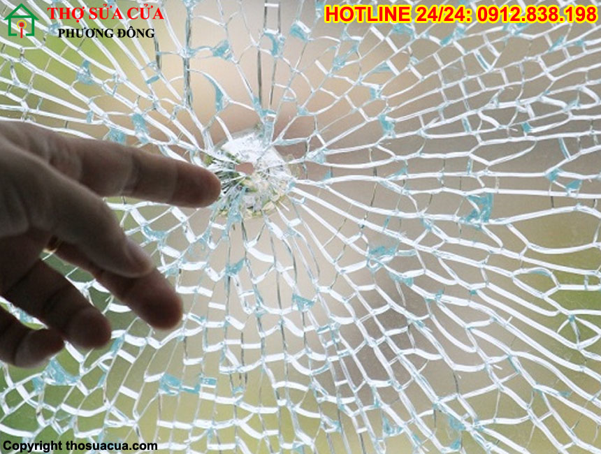 Sửa cửa kính bị nứt vỡ do va chạm