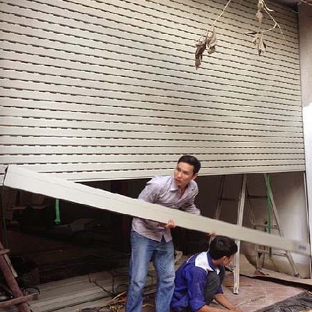 cửa cuốn bị kẹt nan