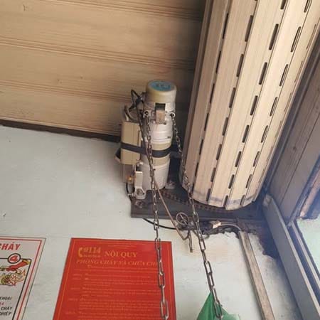 sửa cửa cuốn phát ra tiếng ồn