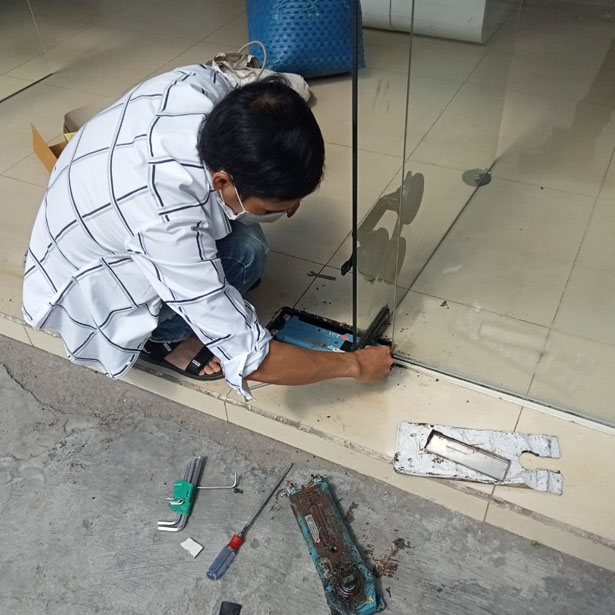 thợ sửa cửa kính