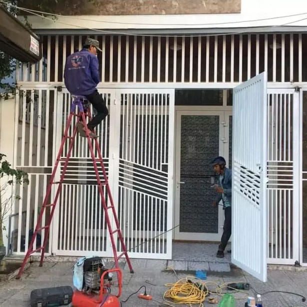 thợ sửa cửa sắt
