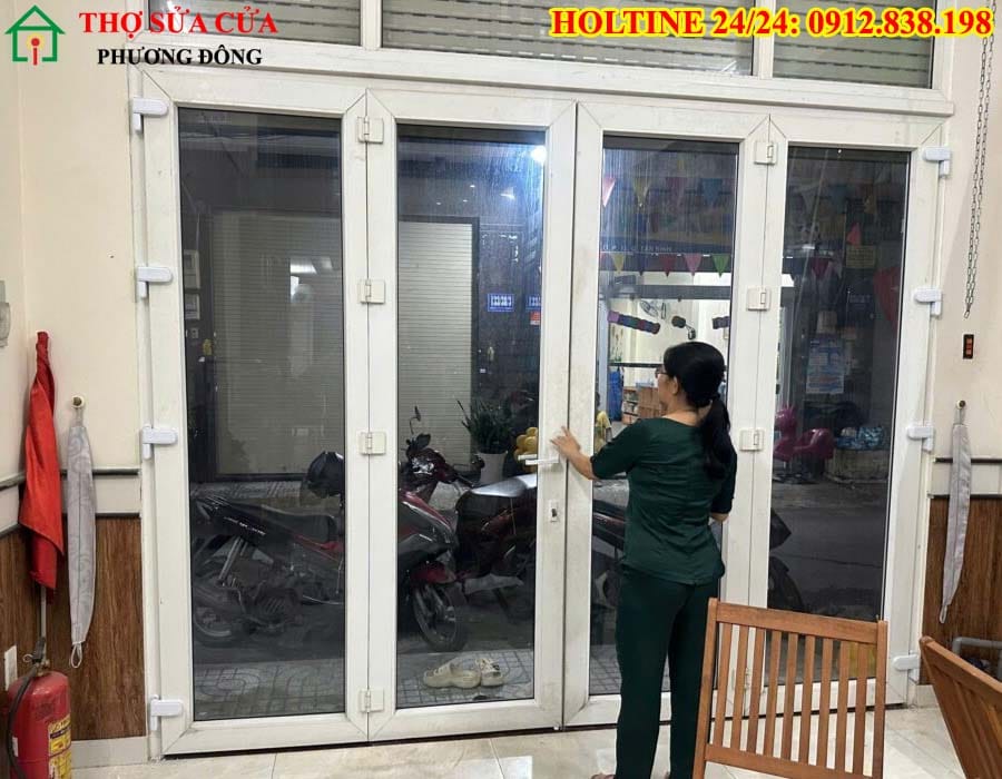 thợ sửa cửa nhựa lõi thép