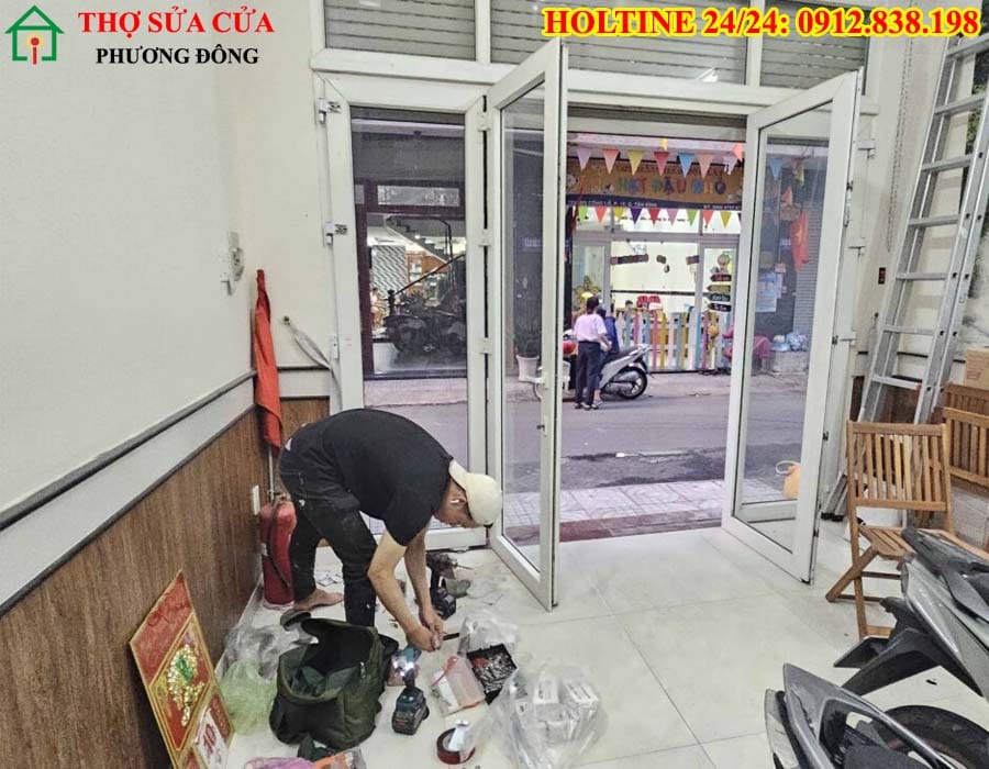 thợ sửa cửa nhựa lõi thép