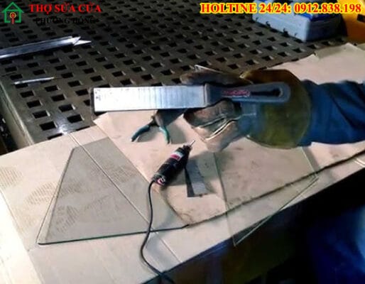 Cắt kính mặt bàn tại phường Hồng Hà