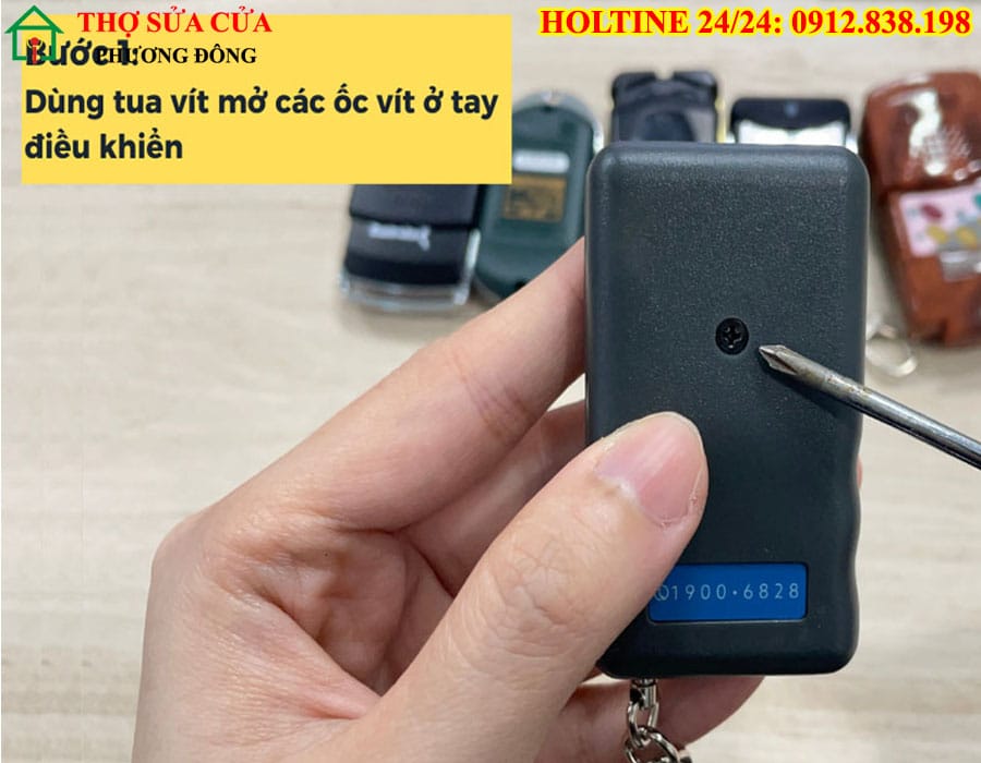kiểm tra và thay pin remote cửa cuốn