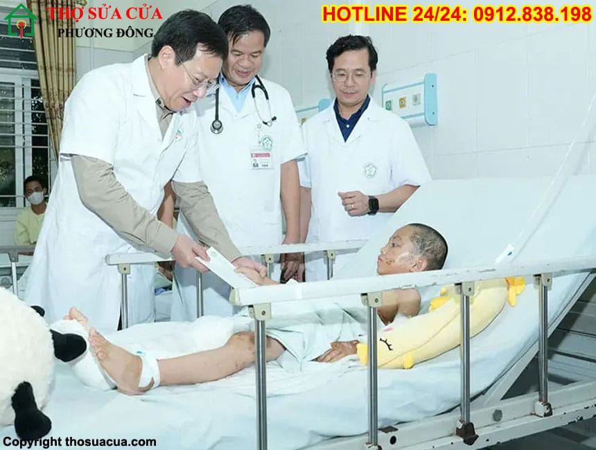 Phía sau cánh cổng bệnh viện Bạch Mai