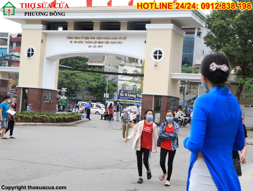 Phía sau cánh cổng bệnh viện Bạch Mai 