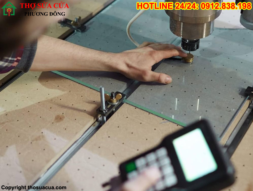 Cắt kính mặt bàn