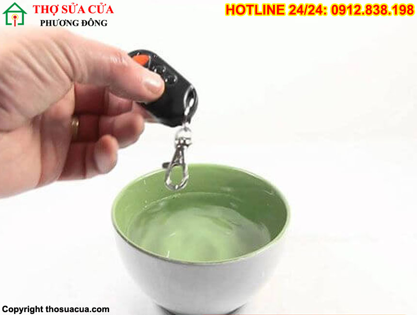 Bảo quản remote cửa cuốn không vào nước