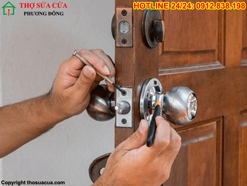 Cách khắc phục khóa cửa gỗ bị kẹt tay gạt