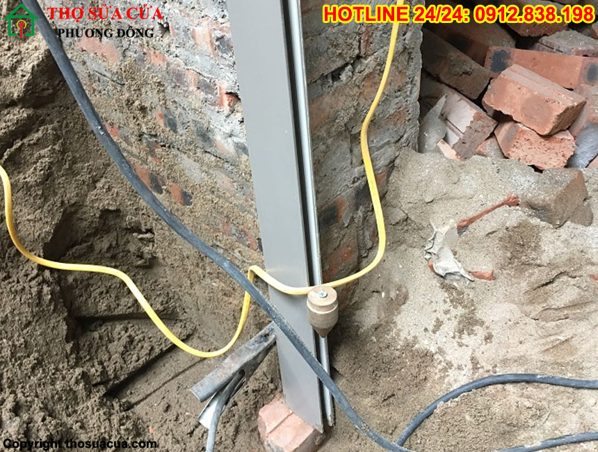 Cách kiểm tra thanh ray và cơ cấu lăn cửa cuốn