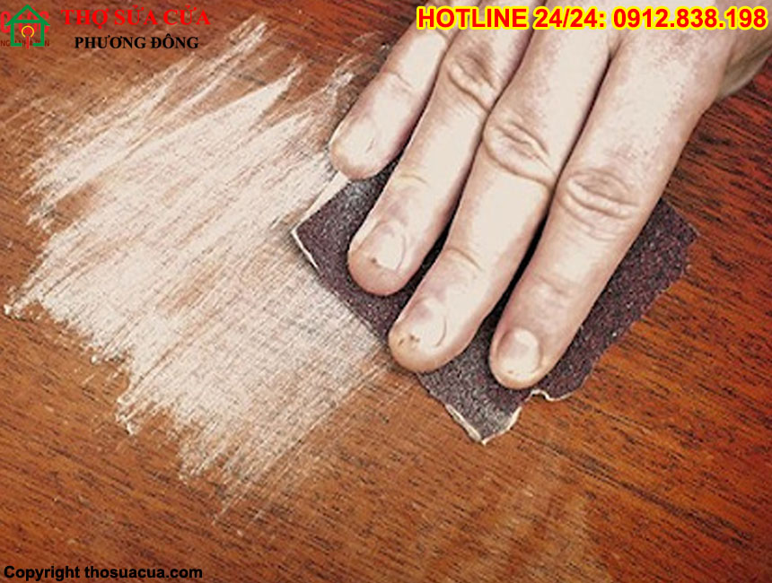 Cách sơn lại cửa gỗ cũ bị bong tróc