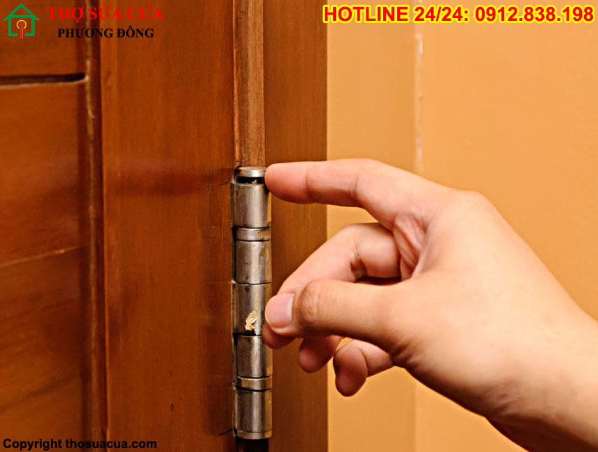 Cách sửa bản lề cửa gỗ bị lỏng ốc