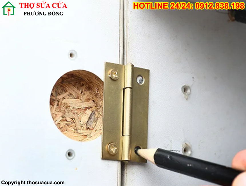 Cách sửa bản lề tủ gỗ bị lỏng rụng cánh