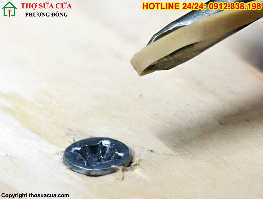 Khắc phục tình trạng ốc vít cửa lỏng