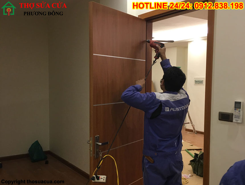 Sửa cửa gỗ bị cong vênh