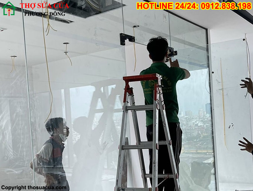 Thay bản lề cửa kính