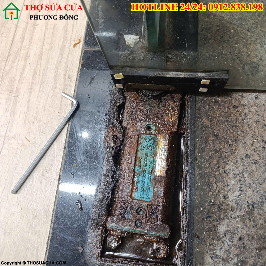 sửa bàn lề sàn cửa kính cường lực
