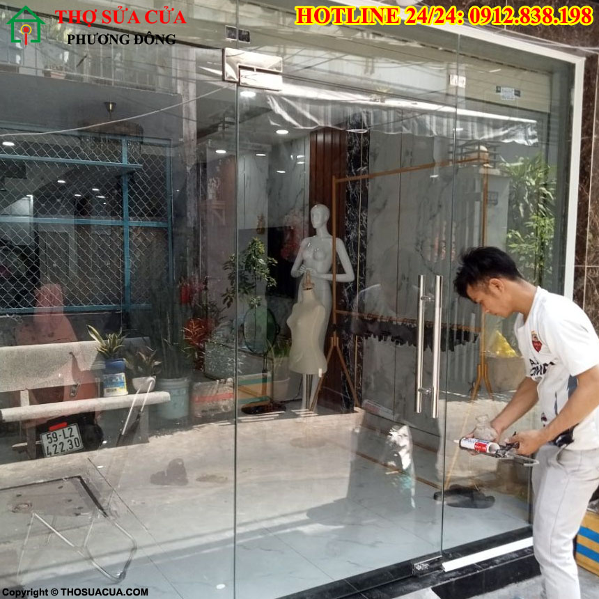 sửa cửa kính cường lực thủy lực