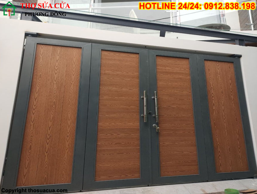 Cửa sắt giả gỗ 4 cánh đẹp
