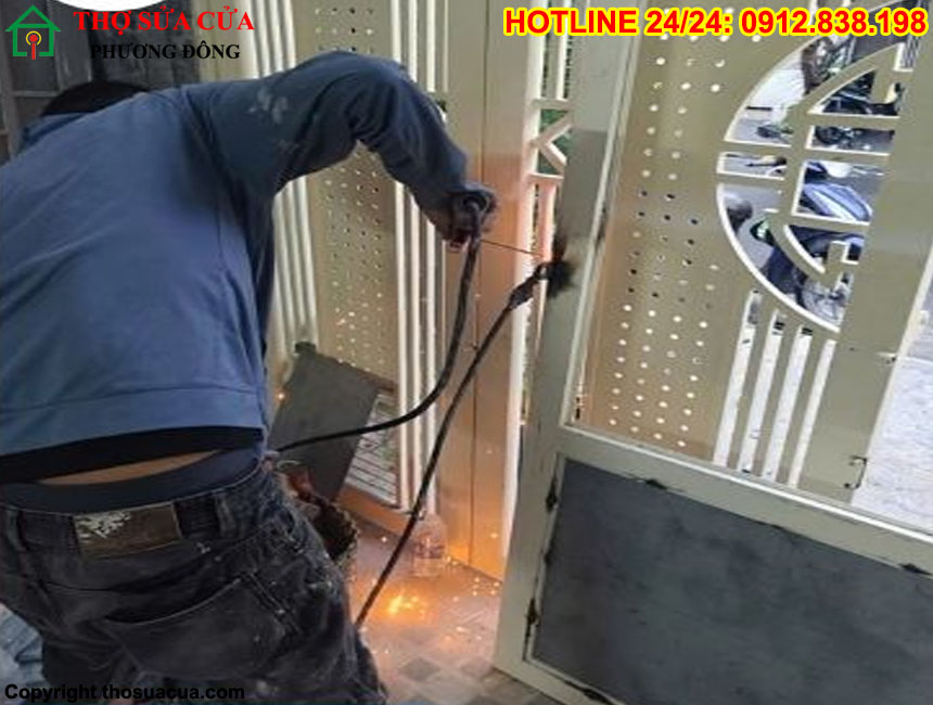 Cửa sắt bị xệ cạ nền