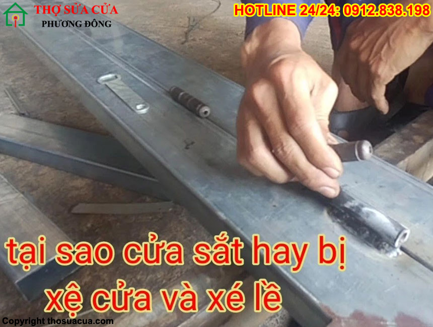 Cửa sắt bị xệ cạ nền