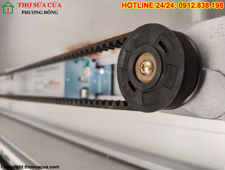 Cửa tự động phát tiếng kêu dây curoa