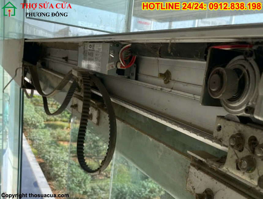 Cửa tự động phát tiếng kêu dây curoa