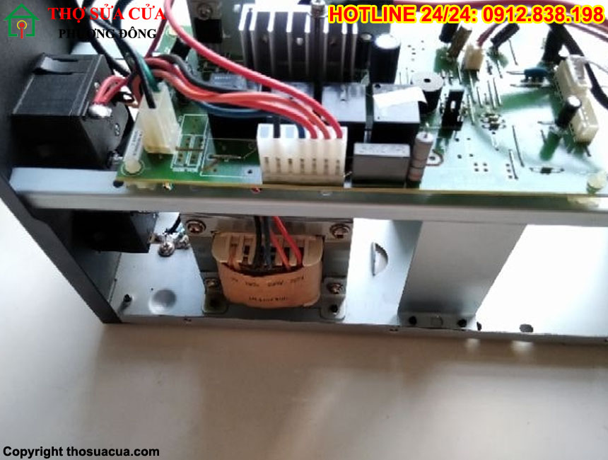 UPS cửa kính tự động