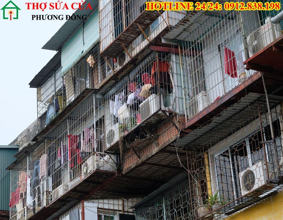 chuồng cọp ban công rỉ sét