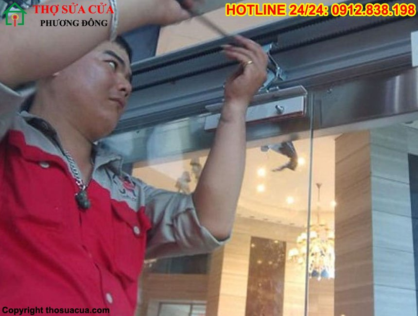 Cửa kính tự động không có điện