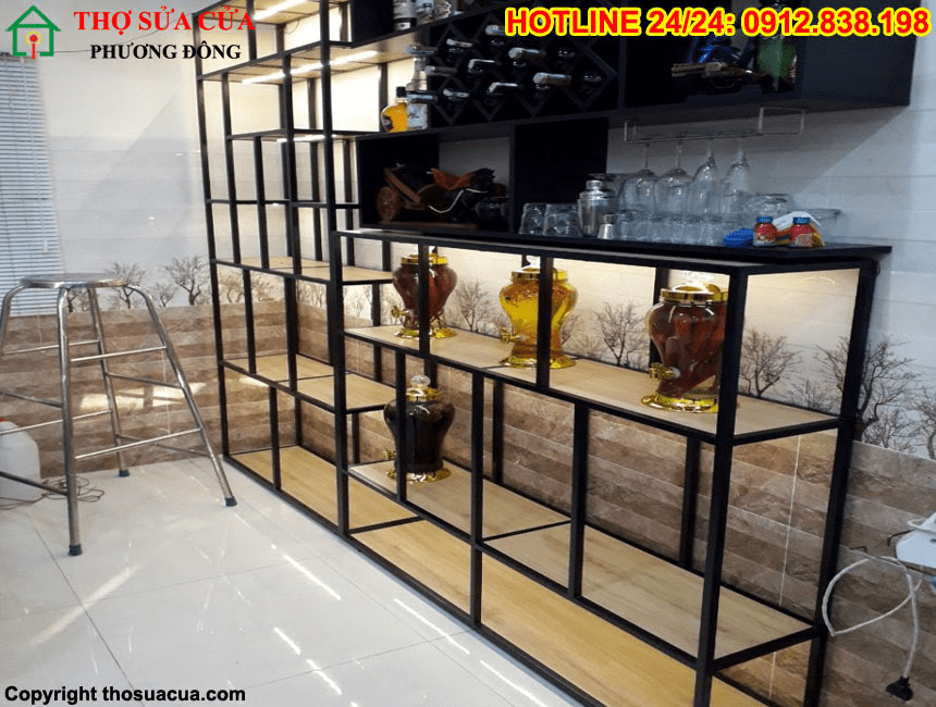 Thợ hàn gác lửng kệ sắt