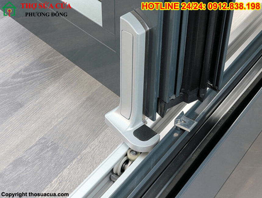 Bánh xe cửa lùa kính bị hỏng