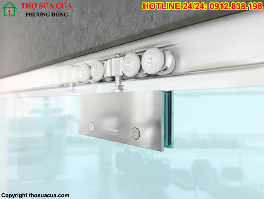 Bánh xe cửa lùa kính bị hỏng