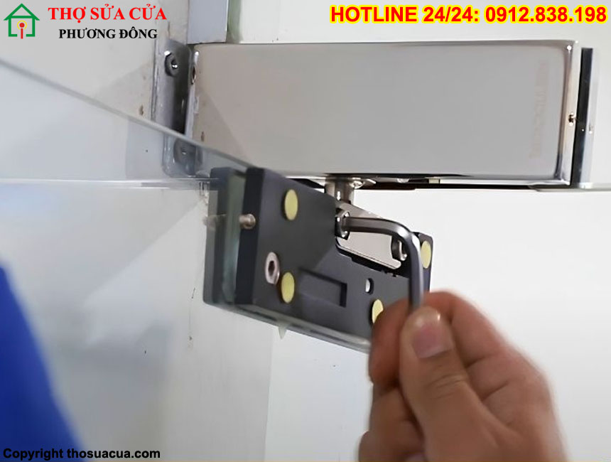 Cách chỉnh cửa kính cường lực bị xệ