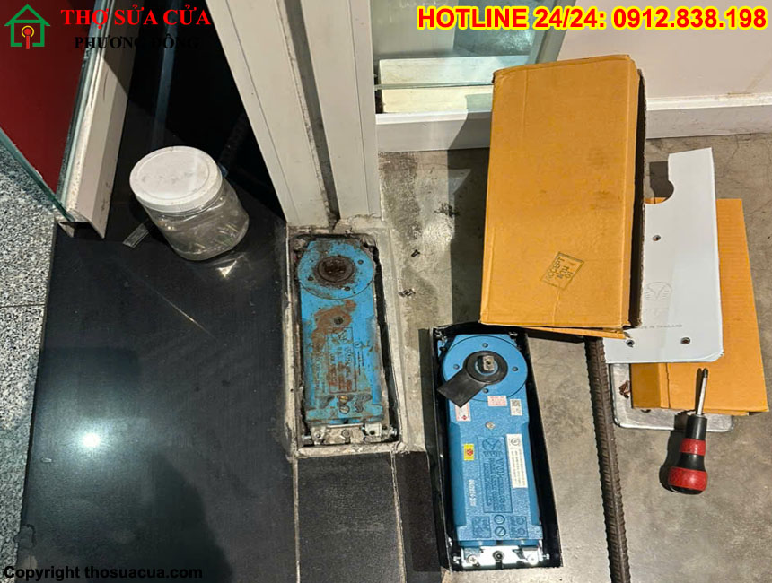 Cách nâng cánh cửa kính cường lực bị xệ