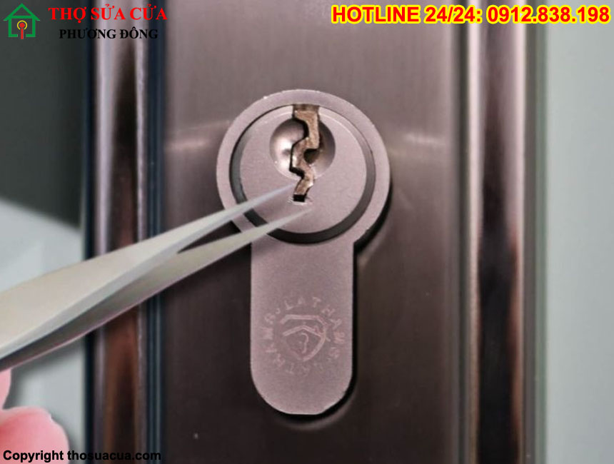 Chìa khóa cửa kính bị gãy bên trong