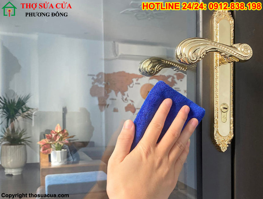 Cửa kính cường lực bị ố vàng