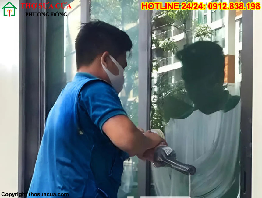 Cửa kính cường lực bị trầy xước