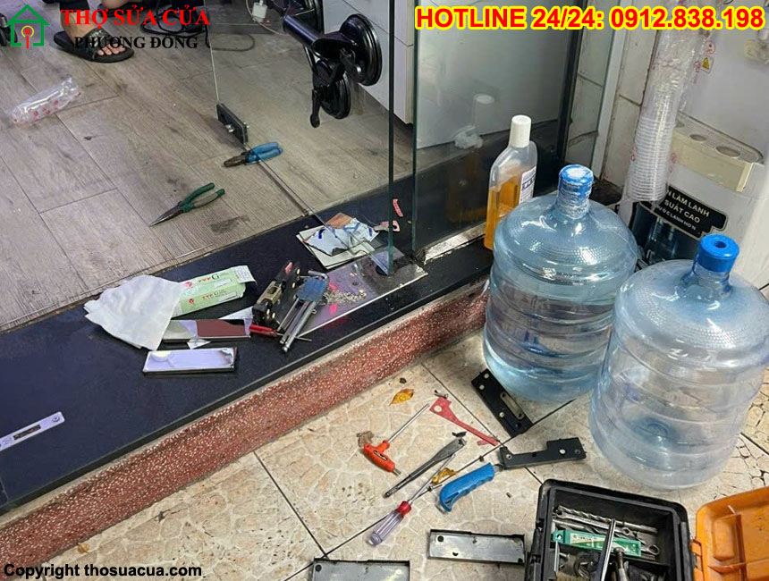 Cửa kính cường lực bị xệ