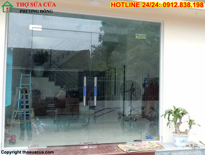 Cửa kính cường lực đóng mở nặng