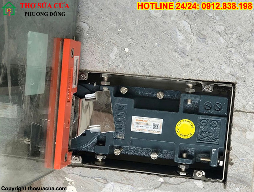 Cửa kính cường lực đóng quá chậm