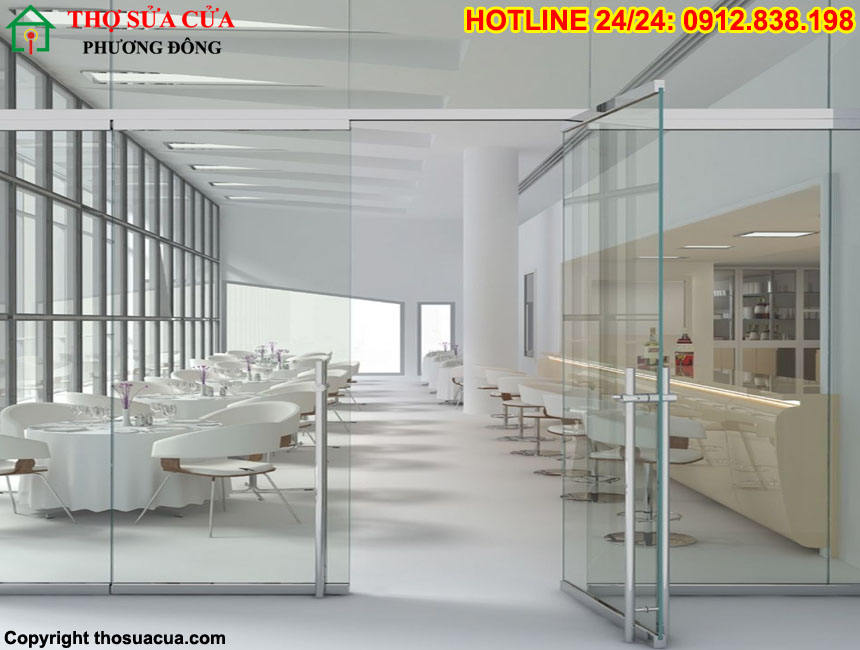 Cửa kính cường lực hai cánh đụng nhau
