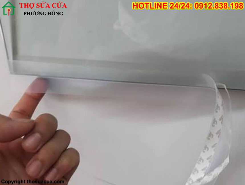Cửa kính cường lực hở khe