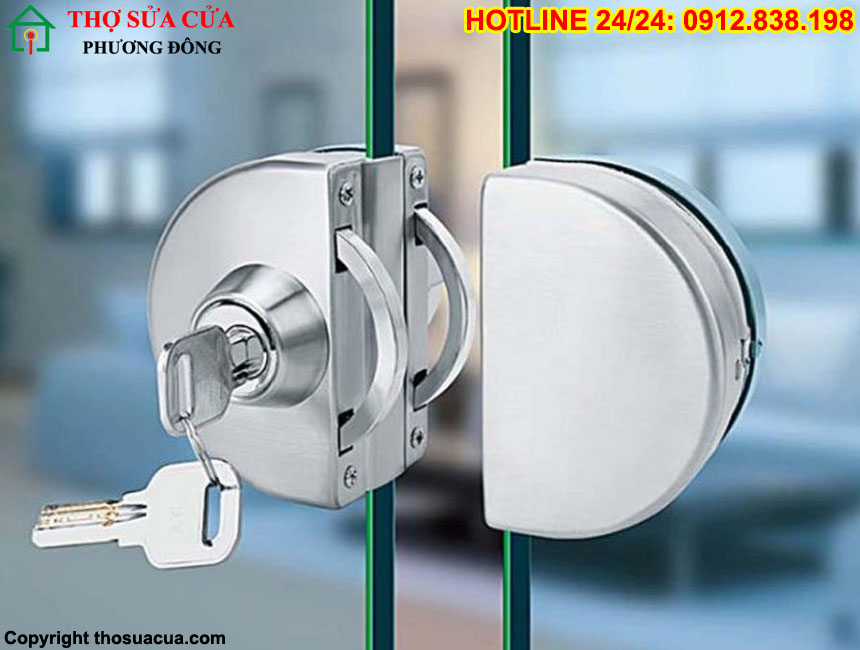 Cửa kính cường lực không khóa được
