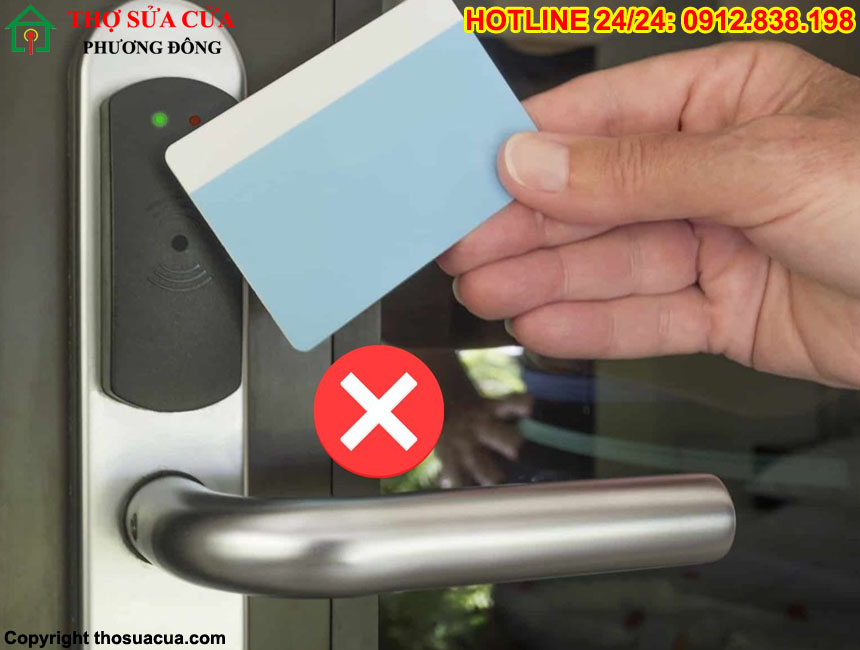 Cửa kính cường lực không khóa được