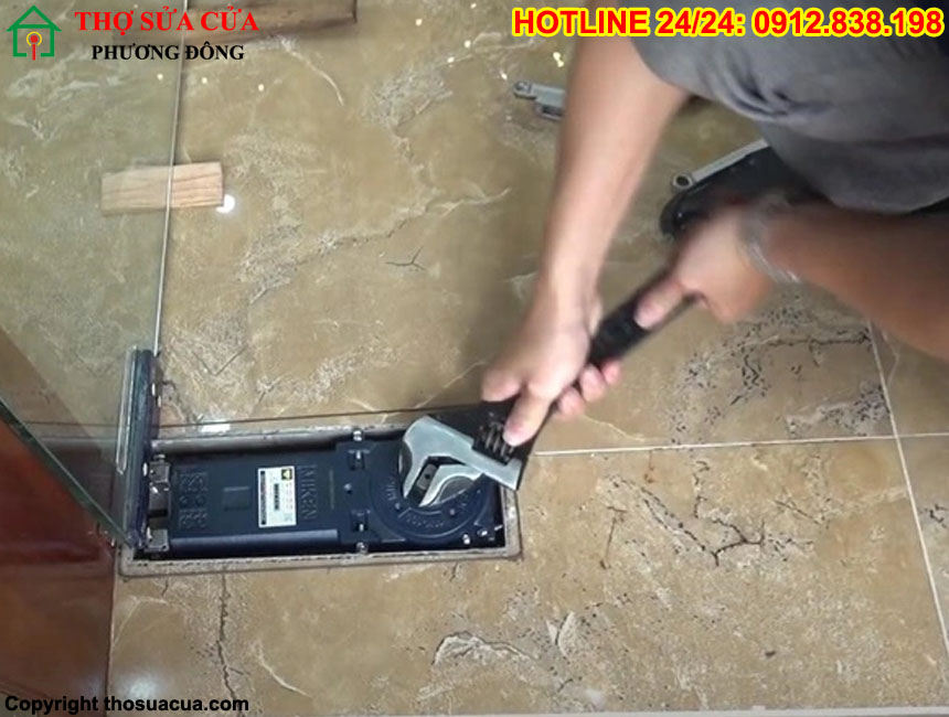 Cửa kính cường lực không tự đóng được