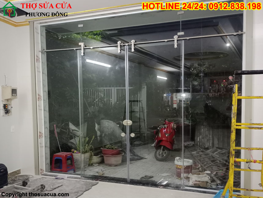 Cửa kính cường lực lùa bị kẹt